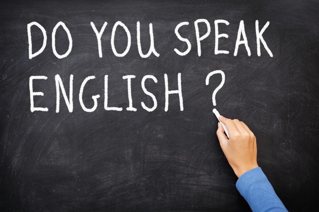 מורה כותבת על לוח: האם אתה מדבר אנגלית?